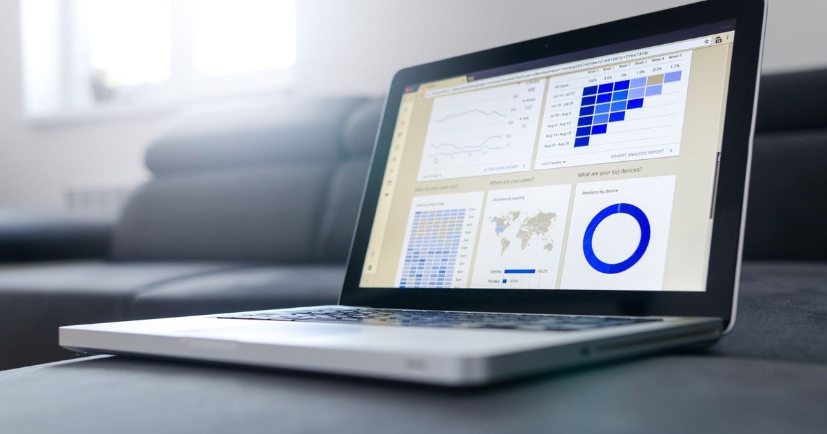 Laptop mit Diagrammen und Auswertungen