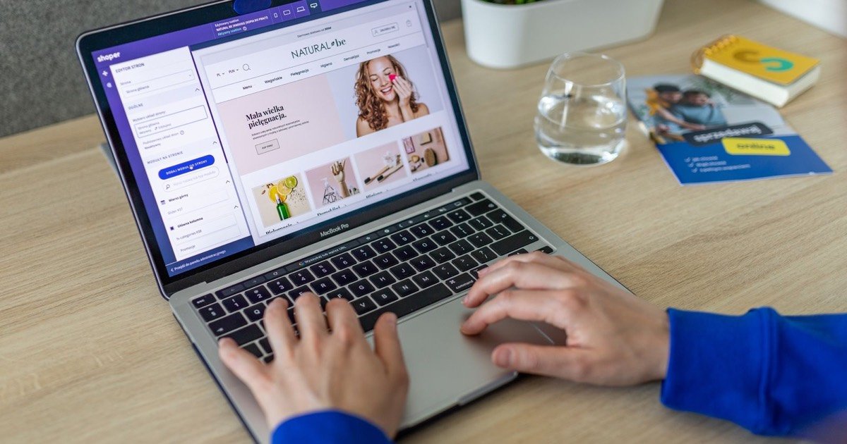 Hände am Laptop mit geöffnetem Onlineshop