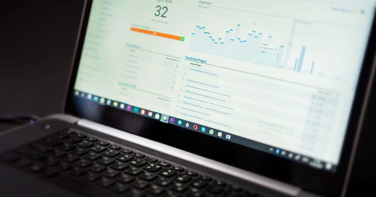 Laptop mit Dashboard und Kennzahlen
